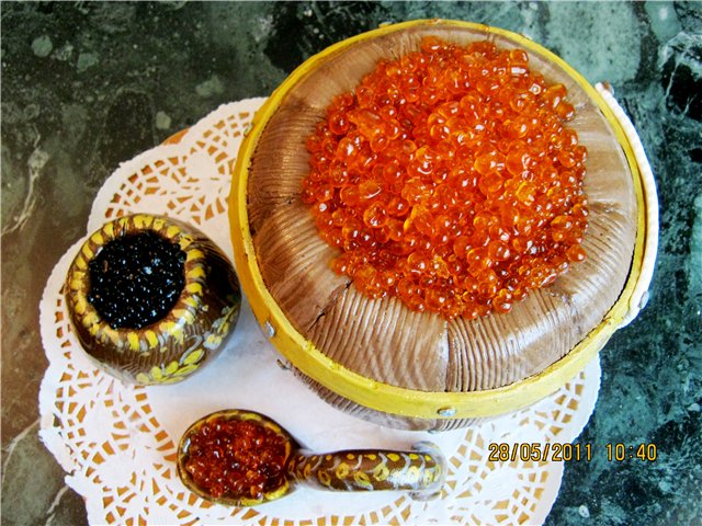 Barriles y bocadillos con caviar (tortas)
