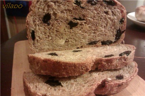 Whole grain bread with raisins, hazelnuts and shallots in the oven