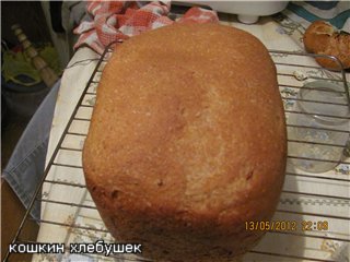 Pan dietético integral en una máquina de hacer pan