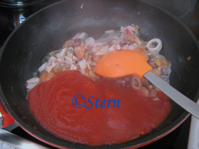 Cóctel de mariscos en salsa de crema de tomate