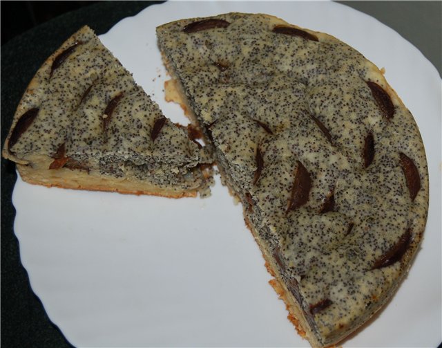 Poppy seed pie with plums