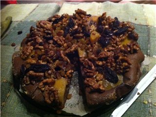 Chocolate cake with peaches and caramelized nuts.