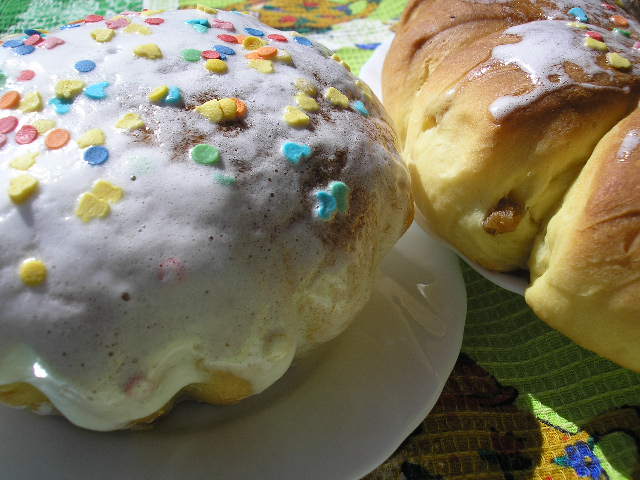 Wielkanocna korona i ciasto