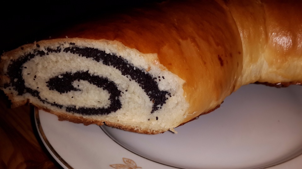 Roll with poppy seeds, nuts and raisins