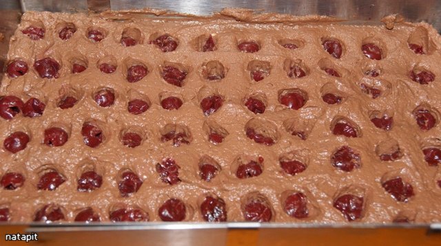 Sjokoladekake med kirsebær og krem