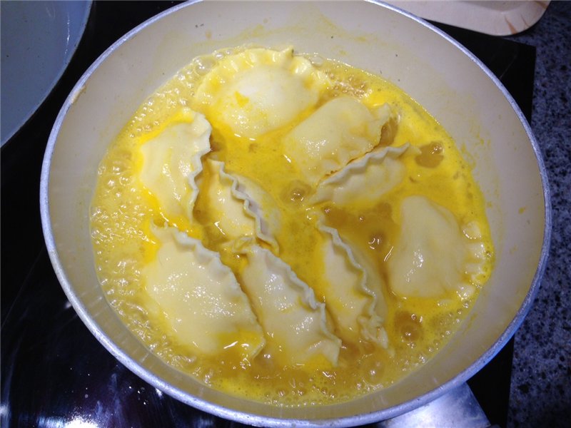 Creamy and orange sauce for dumplings with cottage cheese