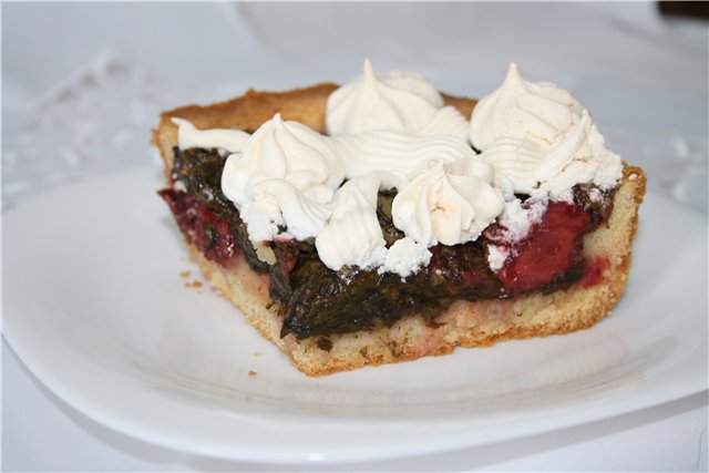 Sorrel and strawberry pie
