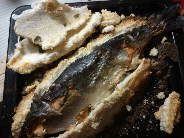 דגים בקראסט מלח של ארמון השף אוליבר סטרובל קורלנדר
