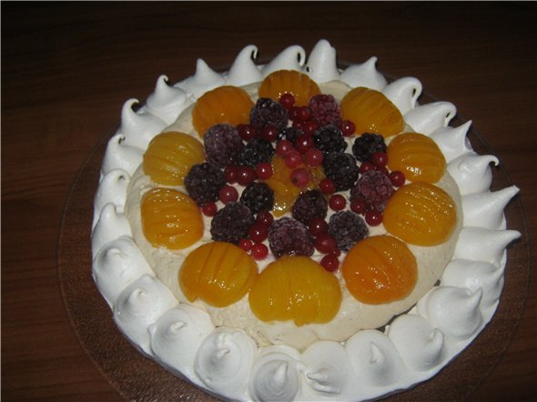 Pastel de merengue con frutas