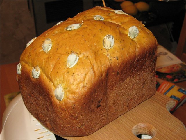 Pumpkin bread with herbs (bread maker)