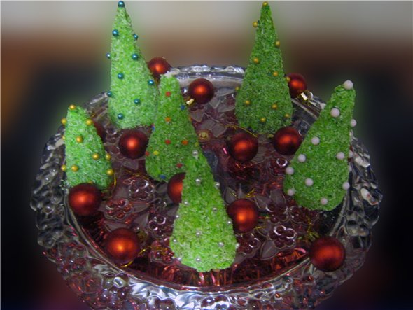 Sponge cake Christmas tree (edible gifts)