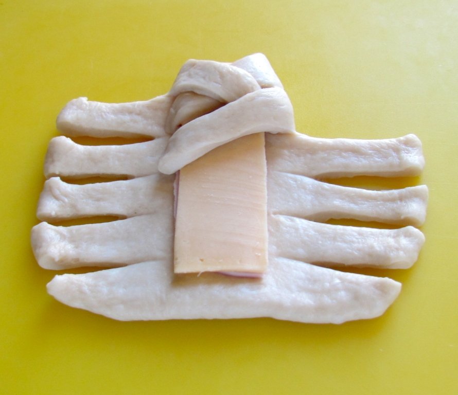 לחמניית נצרים דנית עם גבינה ונקניק (תנור)