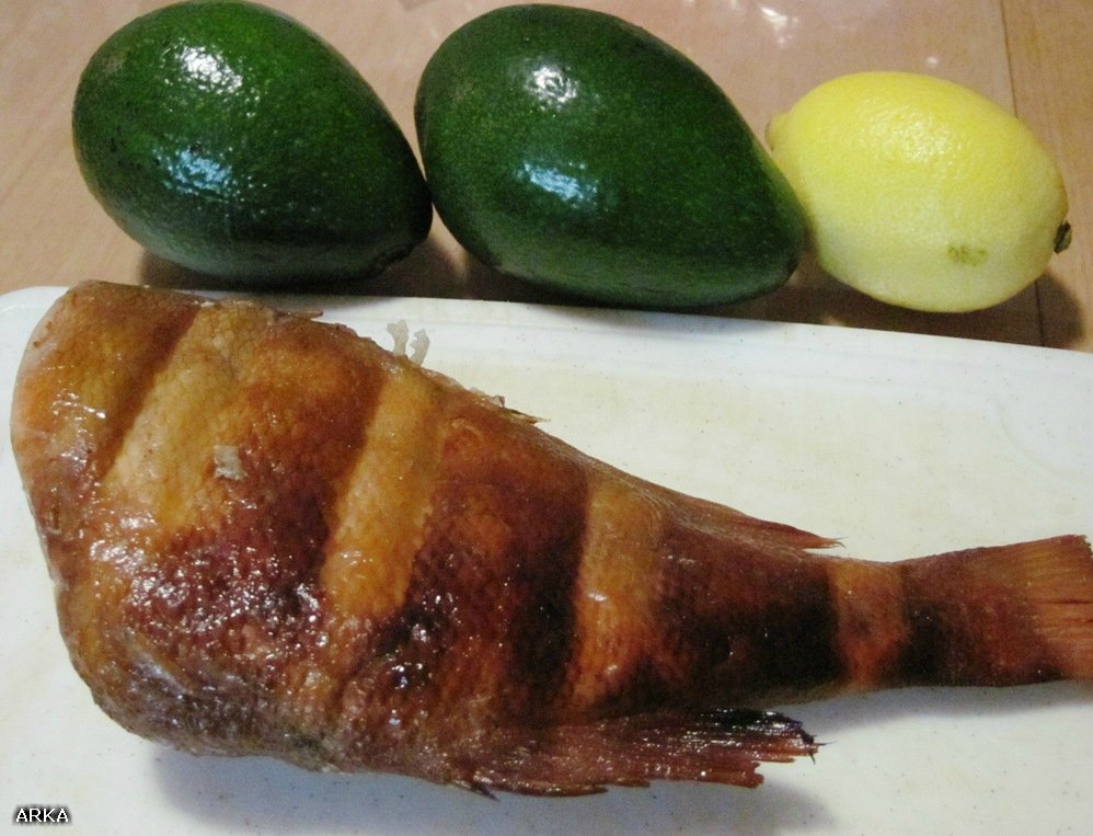 Pesce affumicato e insalata di avocado
