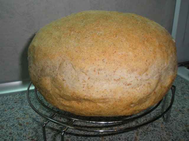 Kovászos kenyér diszpergált búzaszemekkel (kemencében)