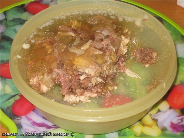 Carne in gelatina (gelatina) in una pentola a cottura lenta