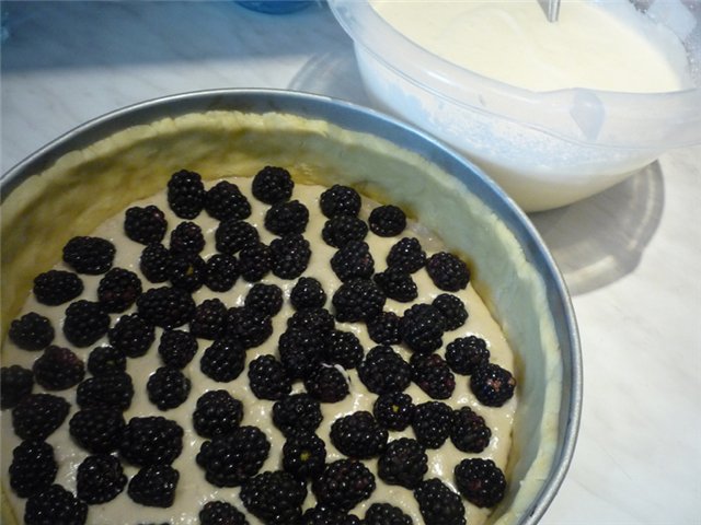 Sour cream pie with bananas and blackberries
