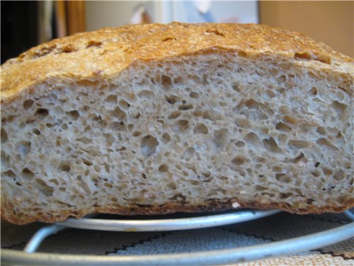 Kovászos kenyér diszpergált búzaszemekkel (kemencében)