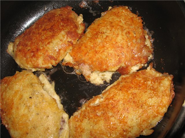 Vis- of vleesfilet in een aardappelkaaskorst