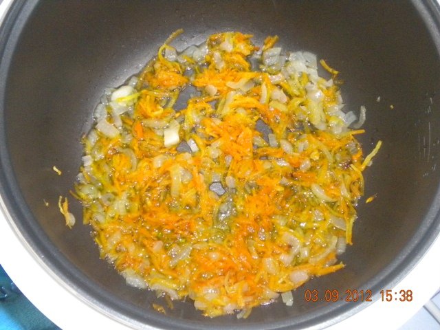 البطاطا مطهية مع الفطر وبطينات الدجاج في طباخ بطيء