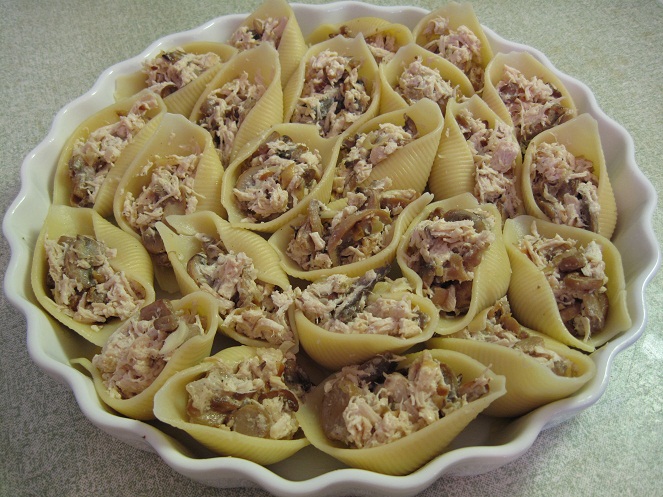 Shells with mushrooms and chicken
