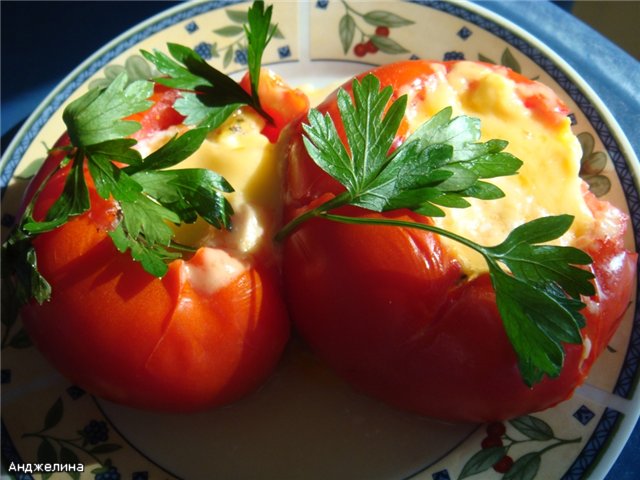 Jajecznica z serem i kiełbasą w pomidorach