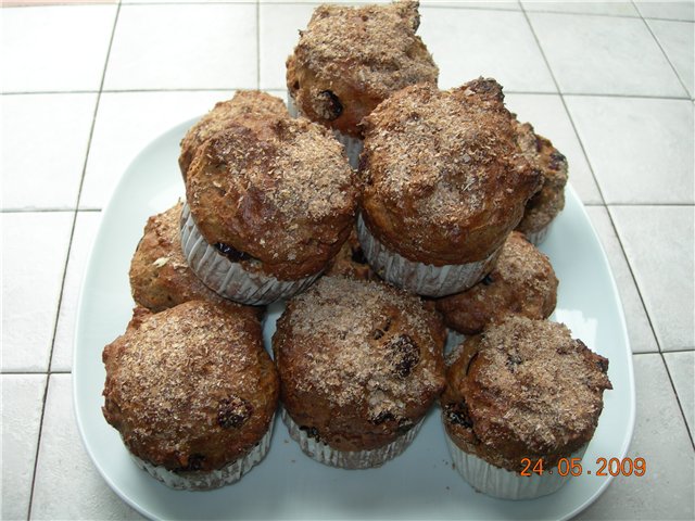 Chocolate-coffee cupcakes with nuts, cinnamon and raisins
