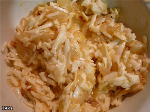Torta con ripieno di cipolla e formaggio (veloce)