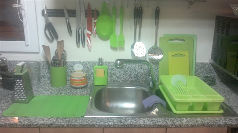 החלום של מניאק. המטבח בצבעי ירוק בהיר וכתום.