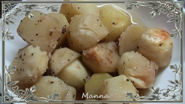 Kippendijen met aardappelen gebakken in de heteluchtfriteuse