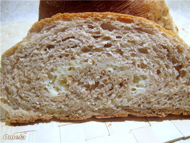 خبز القمح مع الحبوب الكاملة والجبن المخمر