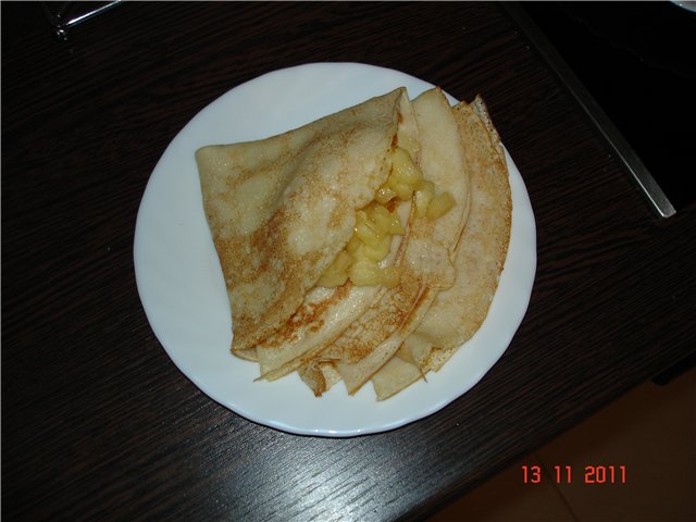 Wholegrain pancakes, rye with apple-pear salsa
