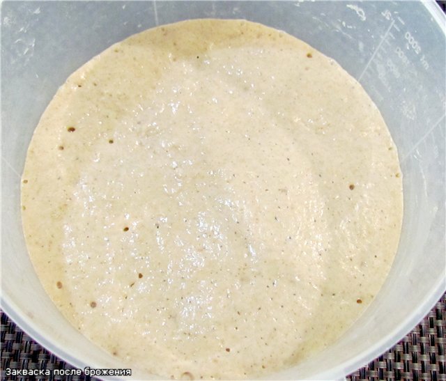 Litauisk hvete-rug vaniljesaus med karvefrø (Sventine duona) i ovnen