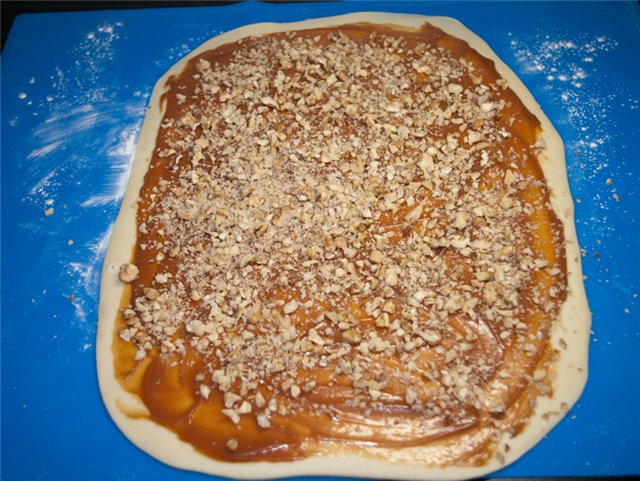 Kranz with boiled condensed milk and walnuts (on cold dough)