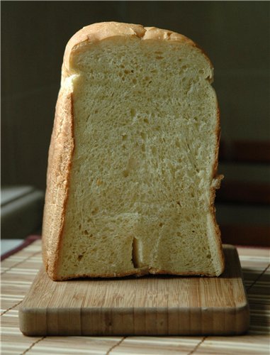 Snel brood met griesmeel in een broodbakmachine
