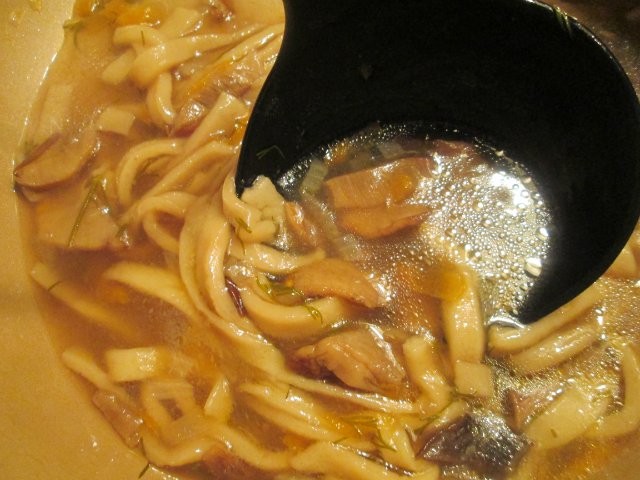 Soup with fresh mushrooms and homemade noodles (Cuckoo 1054)