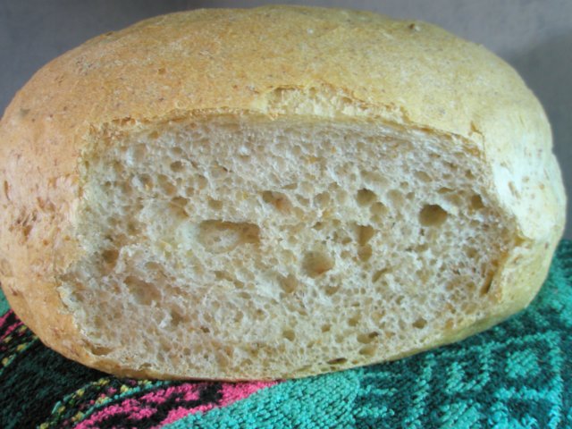 Chleb na zakwasie z rozproszonymi ziarnami pszenicy (w piekarniku)