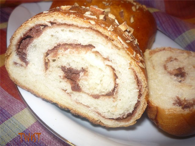 Mini rolls with almond and chocolate filling