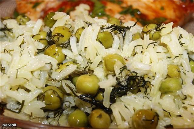 Miecznik z sosem oliwkowym i aromatycznym ryżem z zielonym groszkiem