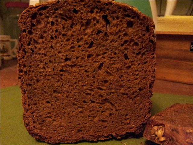 Black aromatic bread based on rye sourdough.