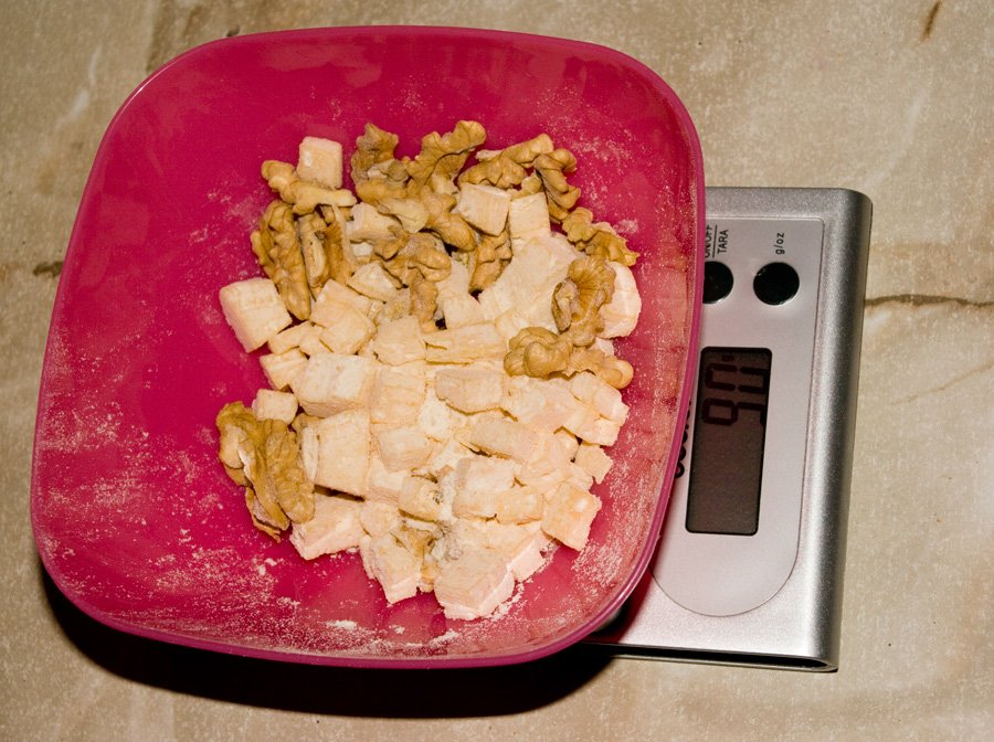 Tarwe-ei met kaas en noten in een broodbakmachine