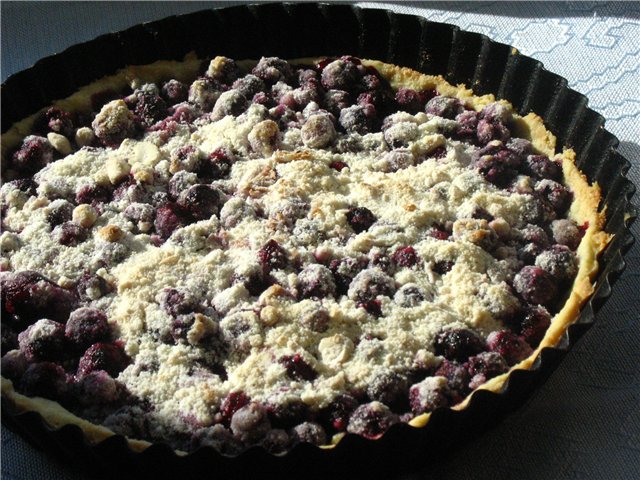Pie with currants and almonds.