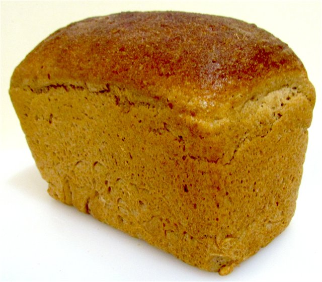 Gebrouwen tarwe-roggebrood in de oven