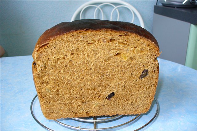Sourdough wheat-rye bread with raisins