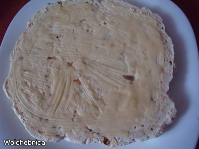 עוגת מרנג עם אגוזי לוז