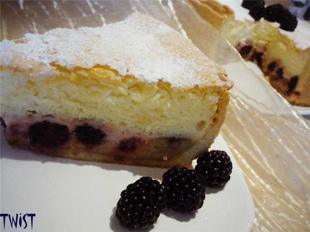 Sour cream pie with bananas and blackberries