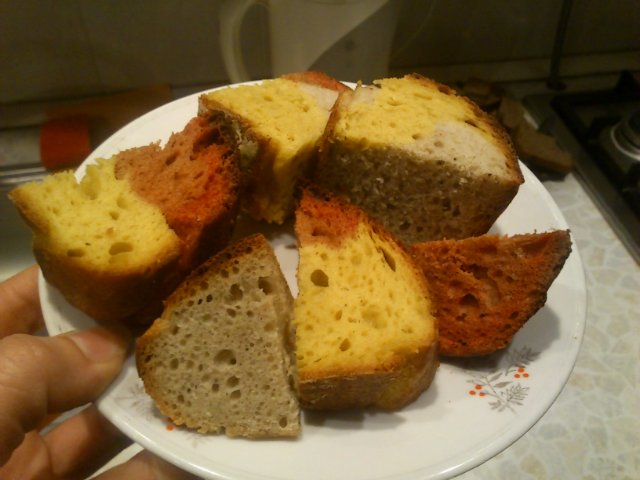 Többszínű kenyér (sütőben)