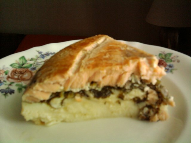 Pie with salmon, spinach, green onions and cottage cheese 