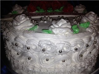 Jubileuszowy tort na biszkopcie waniliowym