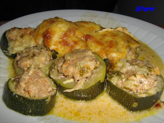 Oven-baked stuffed zucchini