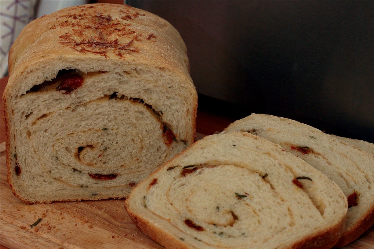 Bread roll with sun-dried tomatoes, cheese and rosemary (bread maker)